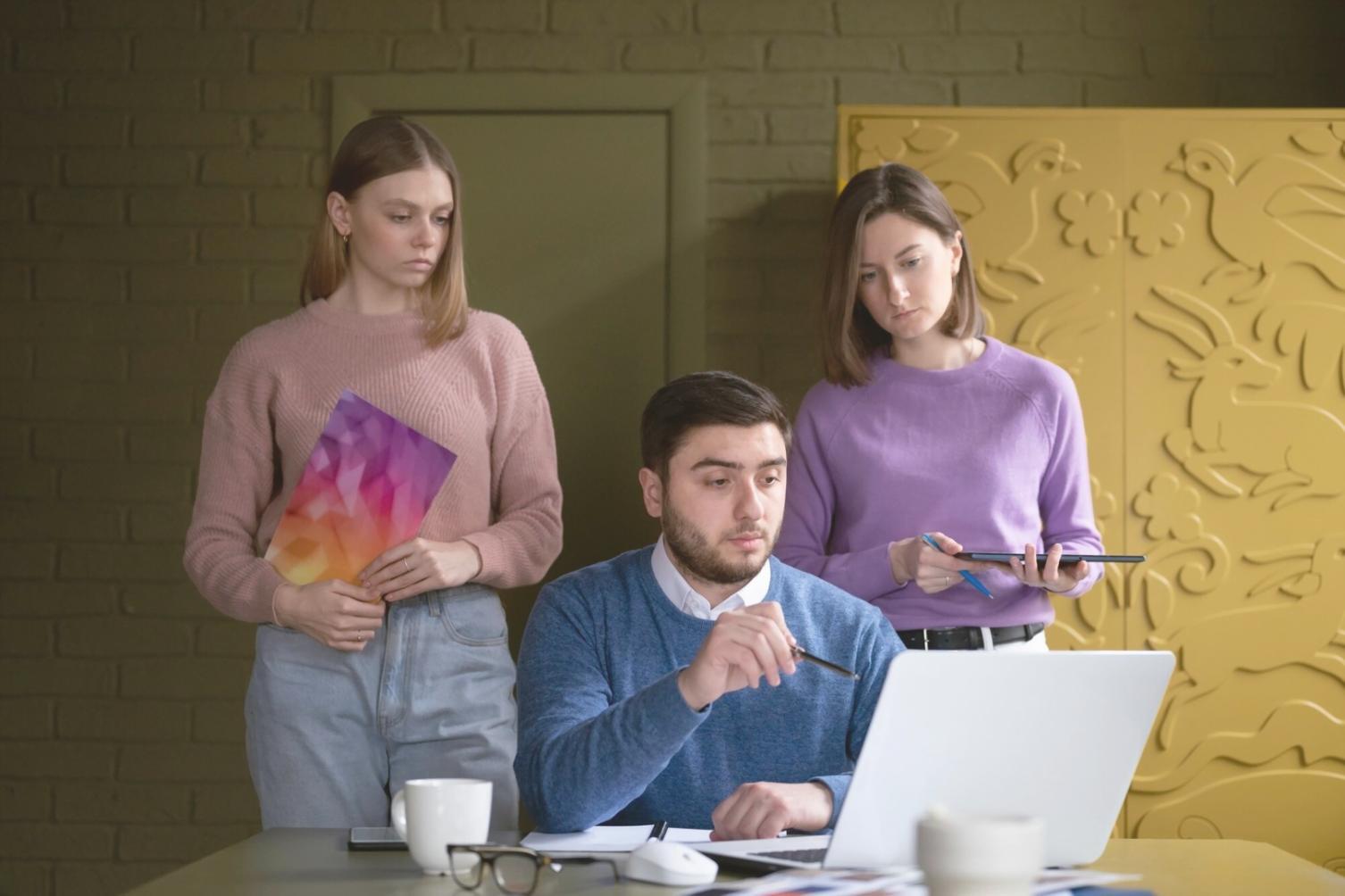 Espacio de trabajo con calculadora, informes financieros y herramientas de análisis